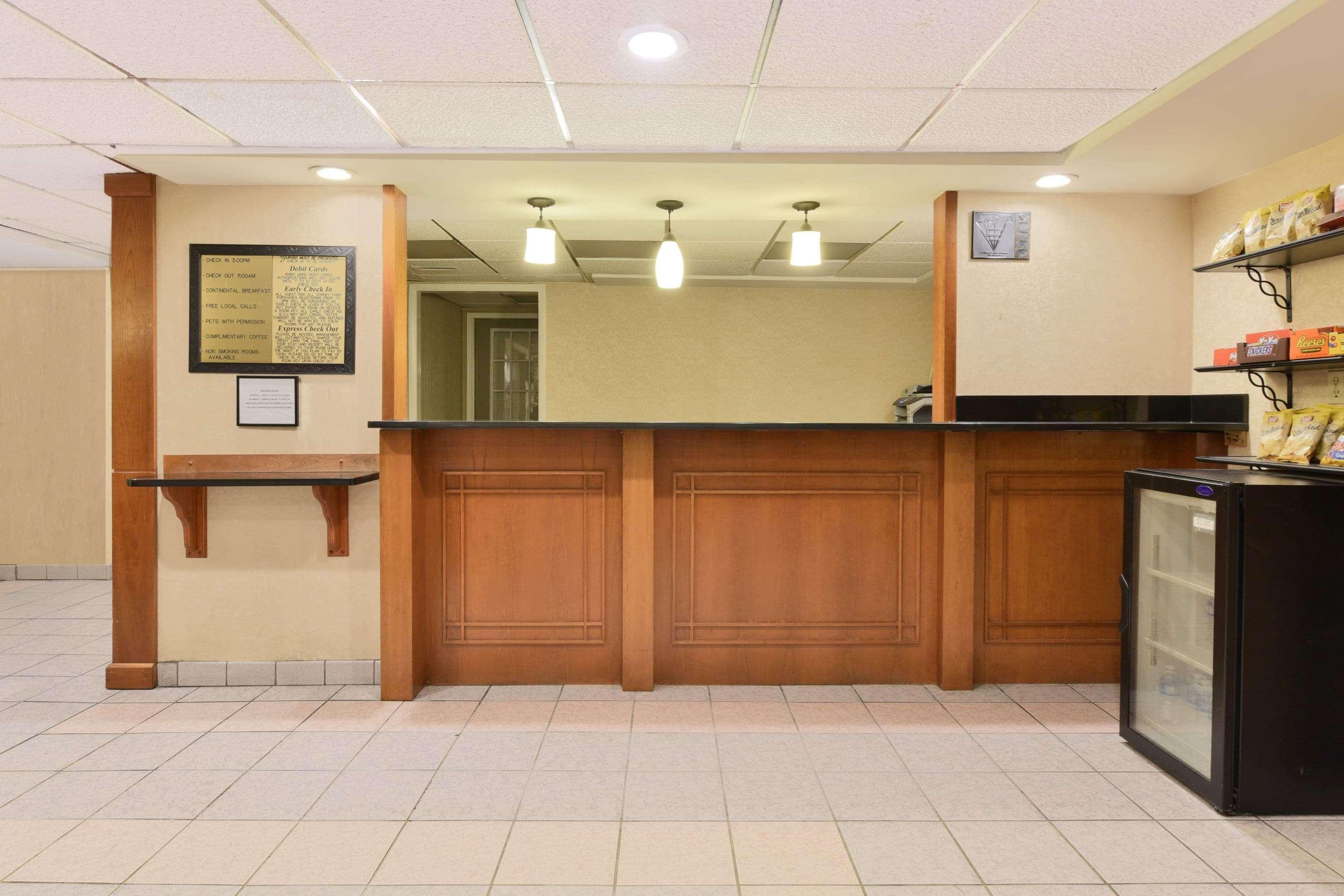 Howard Johnson By Wyndham Allentown/Dorney Hotel & Suites Exterior photo